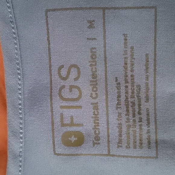 Figs Set Catarina One-Pocket Scrub Top / Zamora Jogger Scrub Pants - Picture 5 of 13